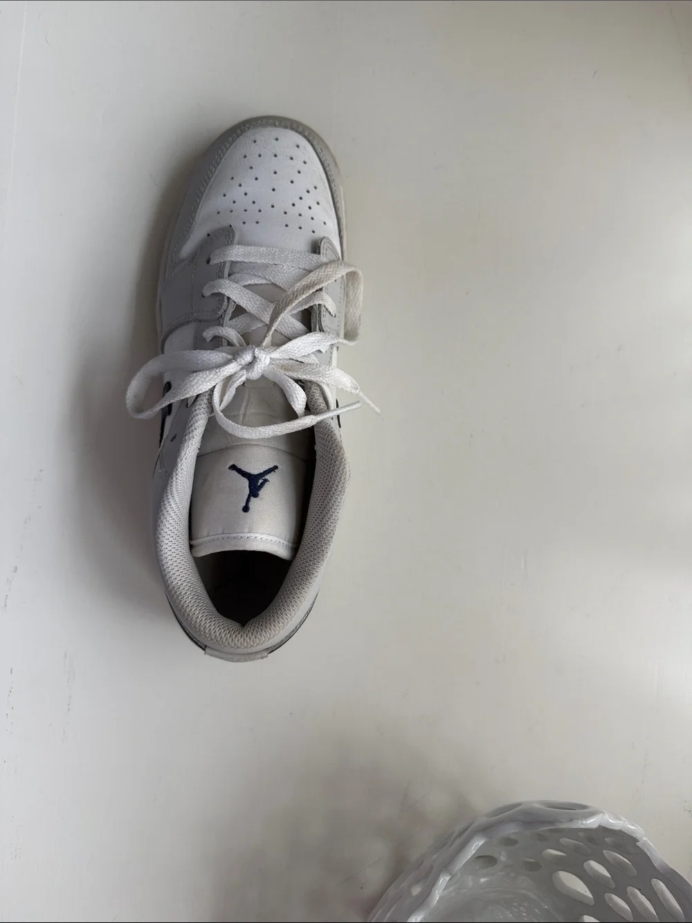 Nike Low-Top Sneaker in White and Navy Swoosh